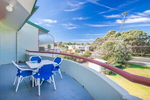 Outdoor dining - Fathoms 19 at Mollymook (Mollymook Beach)