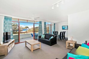 TV - Fathoms 19 at Mollymook (Mollymook Beach)