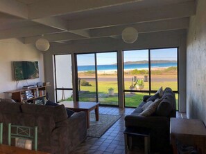 TV, fireplace - Ocean Front on Malibu (Bawley Point)