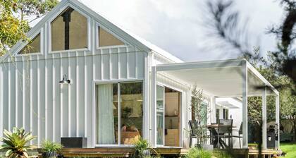 Pretty Beach Barn - Charming 2-Bedroom Barn by Beaches & National Park