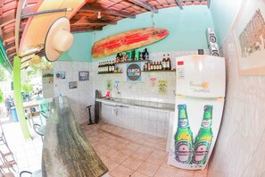 Baaritiskialue, jossa on surffilauta, kello ja Heineken-oluttölkkejä.