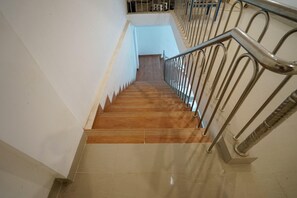 Eine Treppe mit Holzsitzstufen und Metallgeländern.