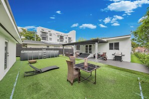 Outdoor dining - 12 Guest-In The Center of It All - Holiday Home (Miami)