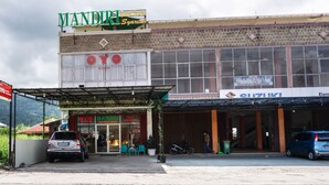 Un edificio con fachada para 'MANDIRI' y concesionario 'Suzuki'.