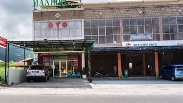 Un edificio con fachada para 'MANDIRI' y concesionario 'Suzuki'.