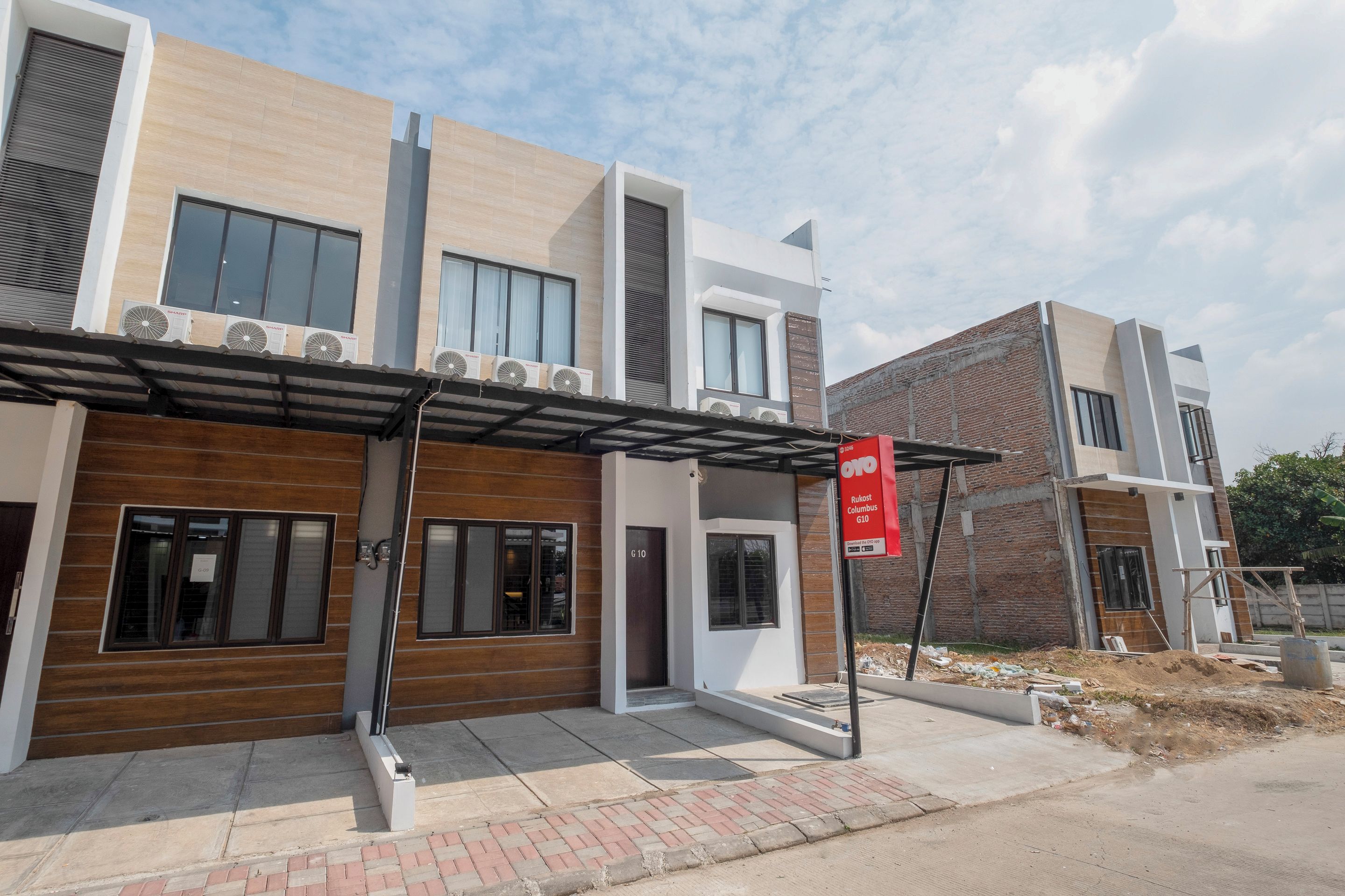 Un bâtiment moderne doté de nombreuses fenêtres, d’une entrée abritée et d’une enseigne indiquant qu’il s’agit d’un bien immobilier à louer.