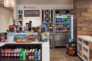 Ein Geschäft mit einer Auswahl an Snacks, Getränken und Spezialitätenkaffee.