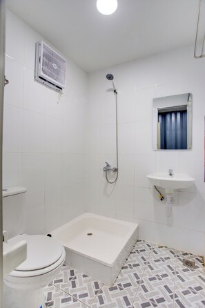Bathroom - OYO 3300 Nadjara Residence (Jakarta)