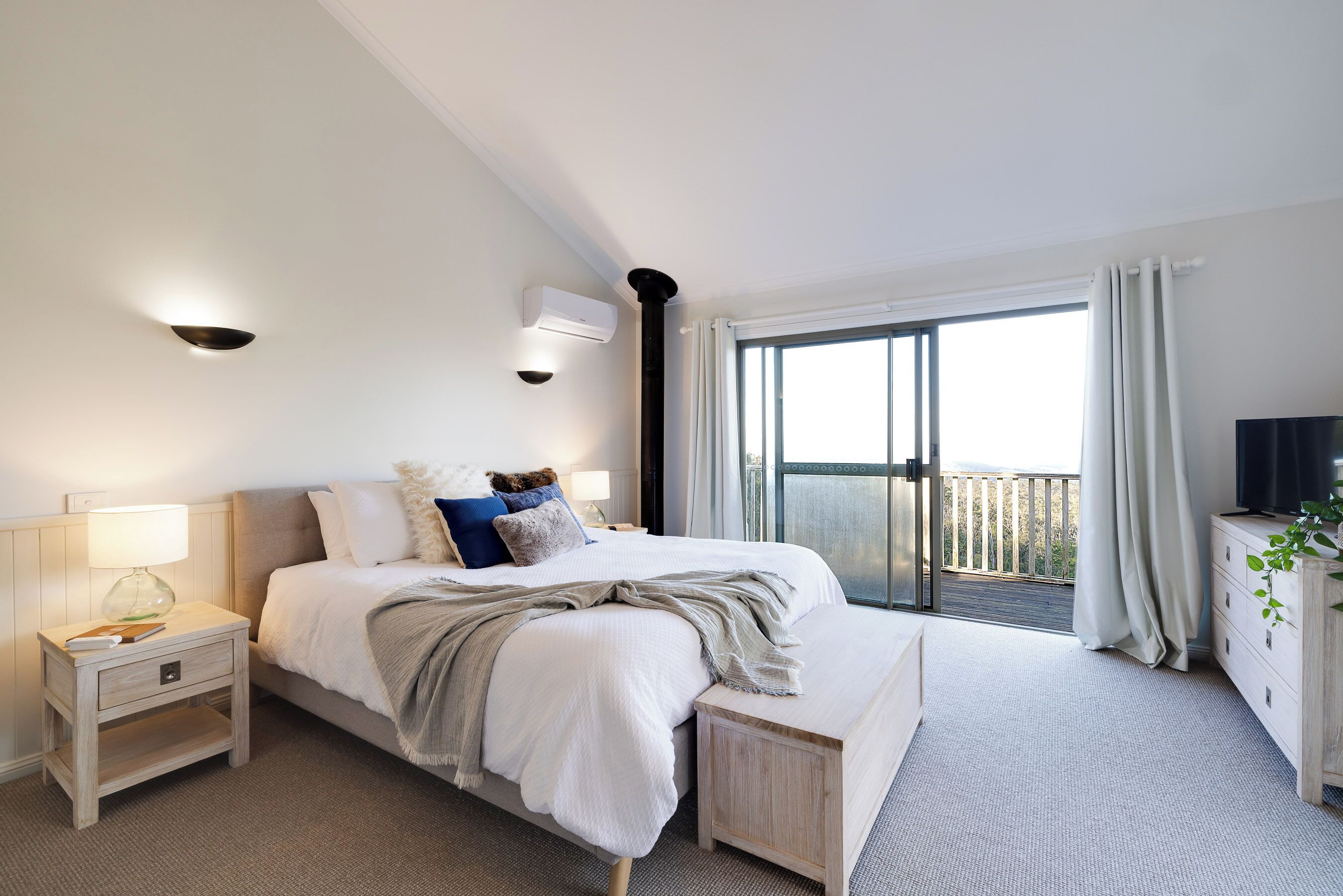 3 bedrooms, iron/ironing board, internet, bed sheets