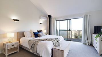 3 bedrooms, iron/ironing board, internet, bed sheets