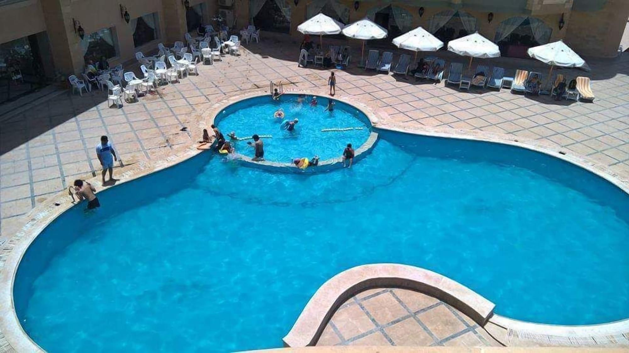 حمام سباحة