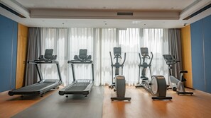 A gym with treadmills, elliptical machines, and stationary bikes. - Holiday Inn Xian High Tech Zone (Xi'an)