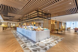 A spacious hotel lobby with a central buffet, wooden ceiling design, and modern furniture. - Holiday Inn Xian High Tech Zone (Xi'an)