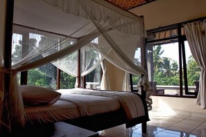 Quarto casal superior, vista para o jardim