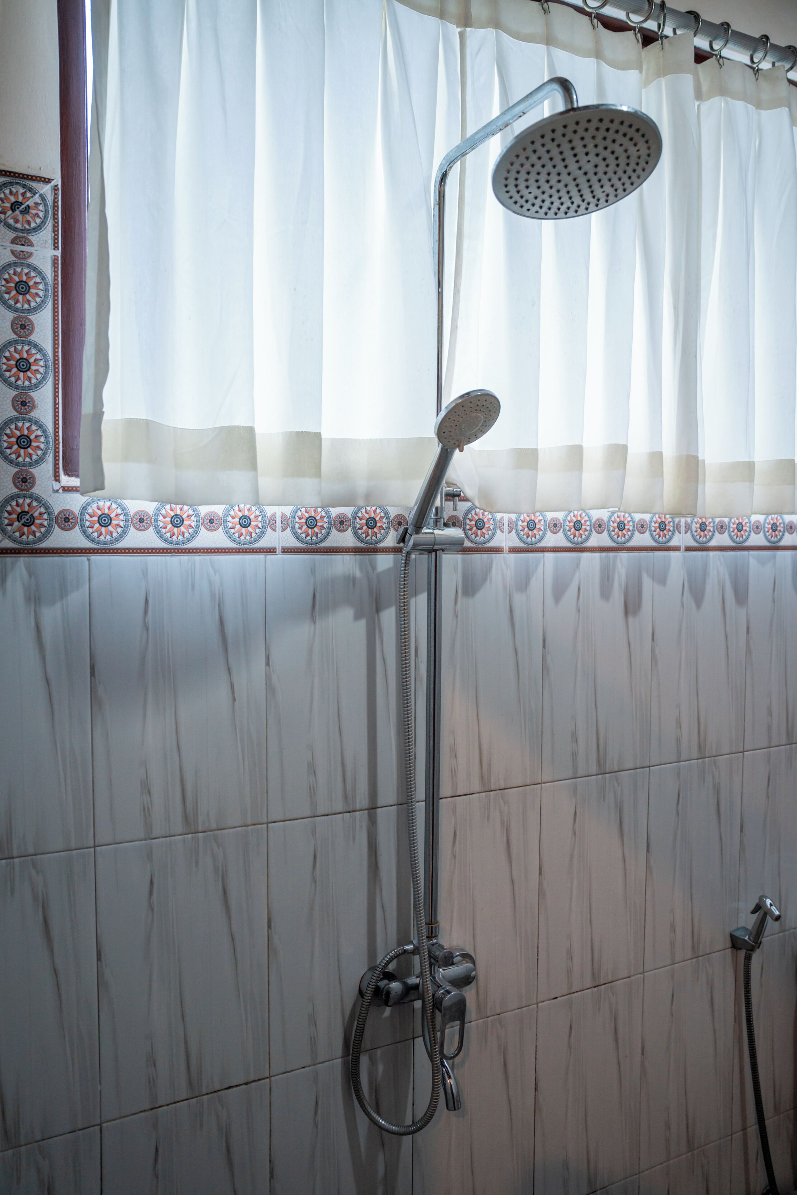 Ducha con cabezal de lluvia, ducha de mano y grifo empotrado.