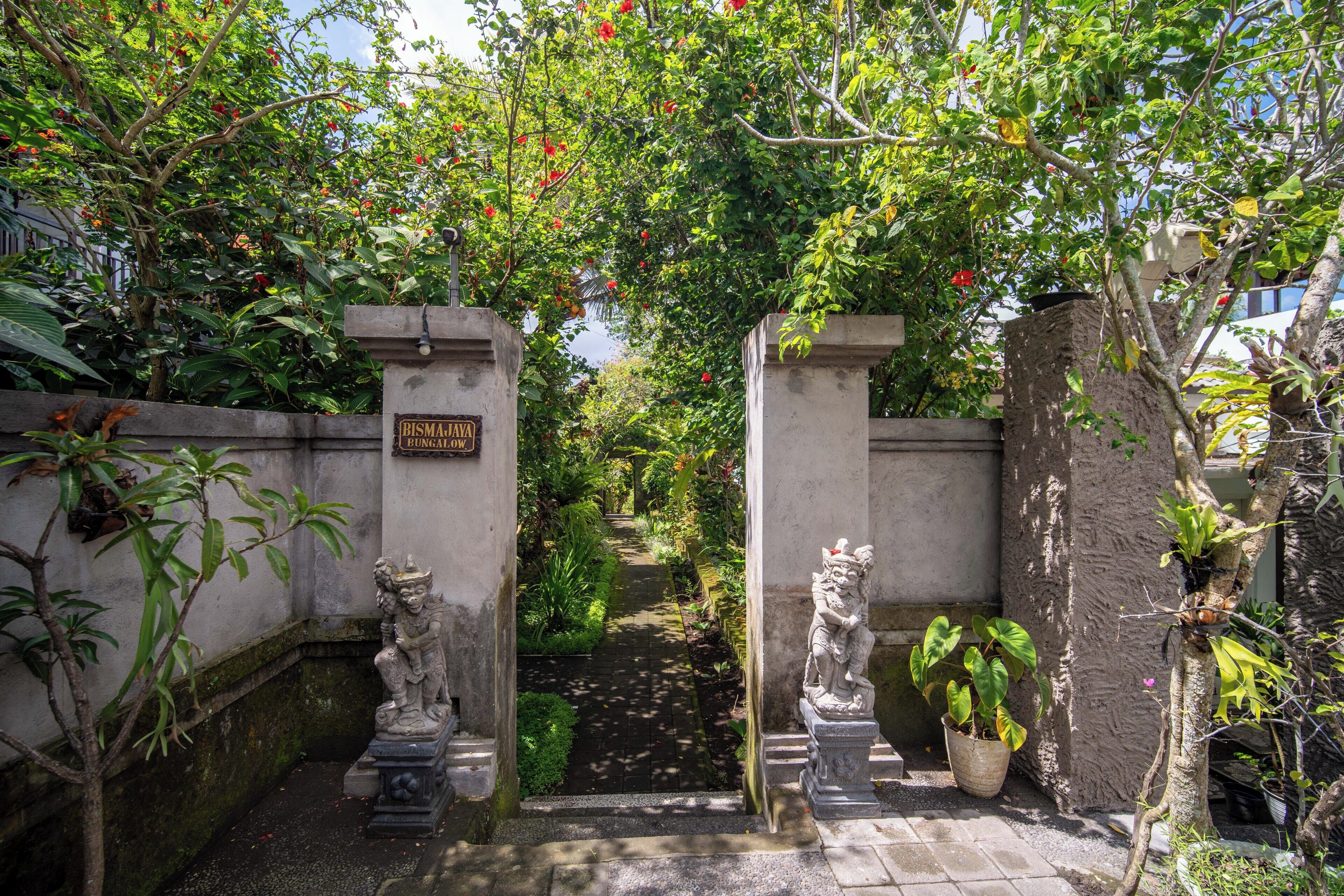 Pintu masuk properti