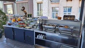 Un buffet proposant une variété de plats et agrémenté d’une statue de cheval décorative.