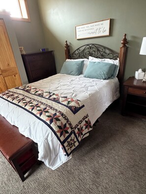 2 bedrooms, iron/ironing board, Internet, bed sheets - Lake Campbell Retreat (Brookings)