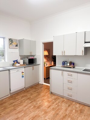 Private kitchen - Central Cottage Home (Narrabri)