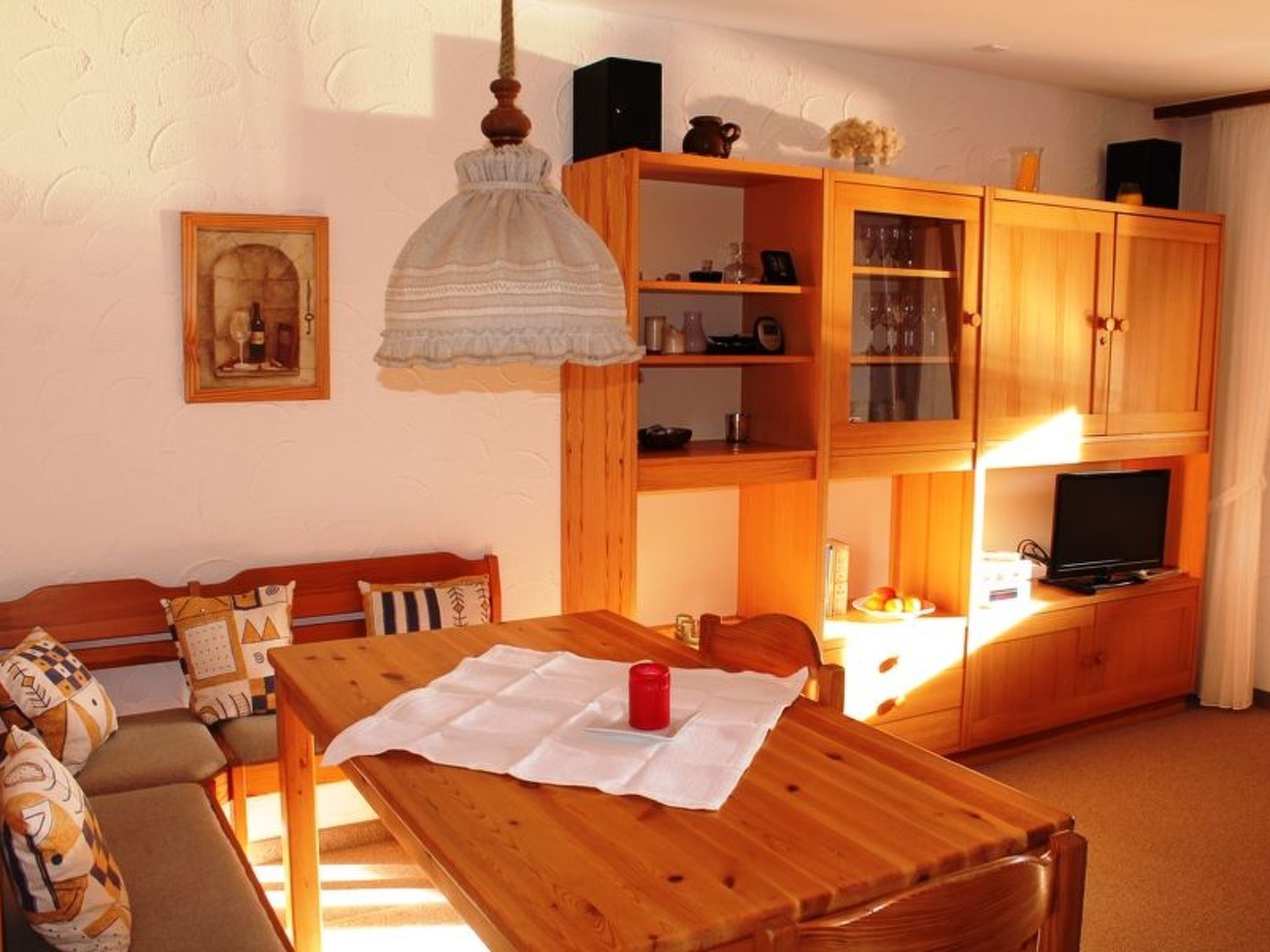 Un salon confortable avec une table en bois, un canapé et un téléviseur.