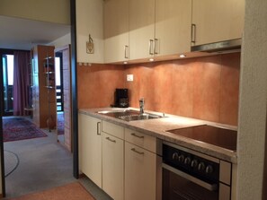 Kühlschrank, Ofen, Kochgeschirr/Geschirr/Besteck