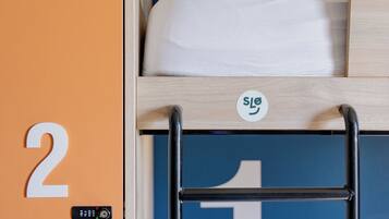 Camas literas con los números del 1 al 4, cada una con un panel de control.