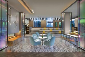 Un interior moderno con una zona de estar, un bar y vistas al exterior.