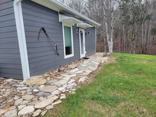 Soothing creek  cabin with  1 bedroom in charming Maynardville
