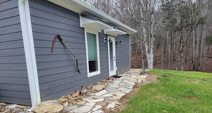 Soothing creek cabin with 1 bedroom in charming Maynardville