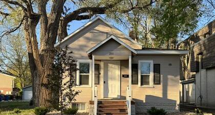Cozy 1-bedroom house in serene Hays with AC