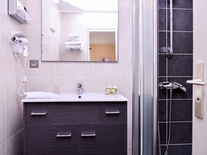 Room - Logis Hotel Le Chene Vert (Rocher)