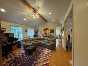 Living area - Spacious 4-bedroom house in peaceful Satsuma with AC and land for RV’s etc. (Satsuma)