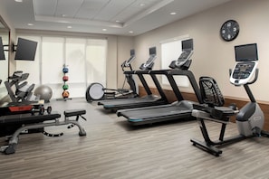 A gym with treadmills, a weight bench, and exercise balls. - Home2suites by Hilton Miami Airport S. Blue Lagoon (Miami)
