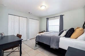 Iron/ironing board, WiFi, bed sheets - 2-Bedroom Home Away from Home in St Petersburg (St. Petersburg)