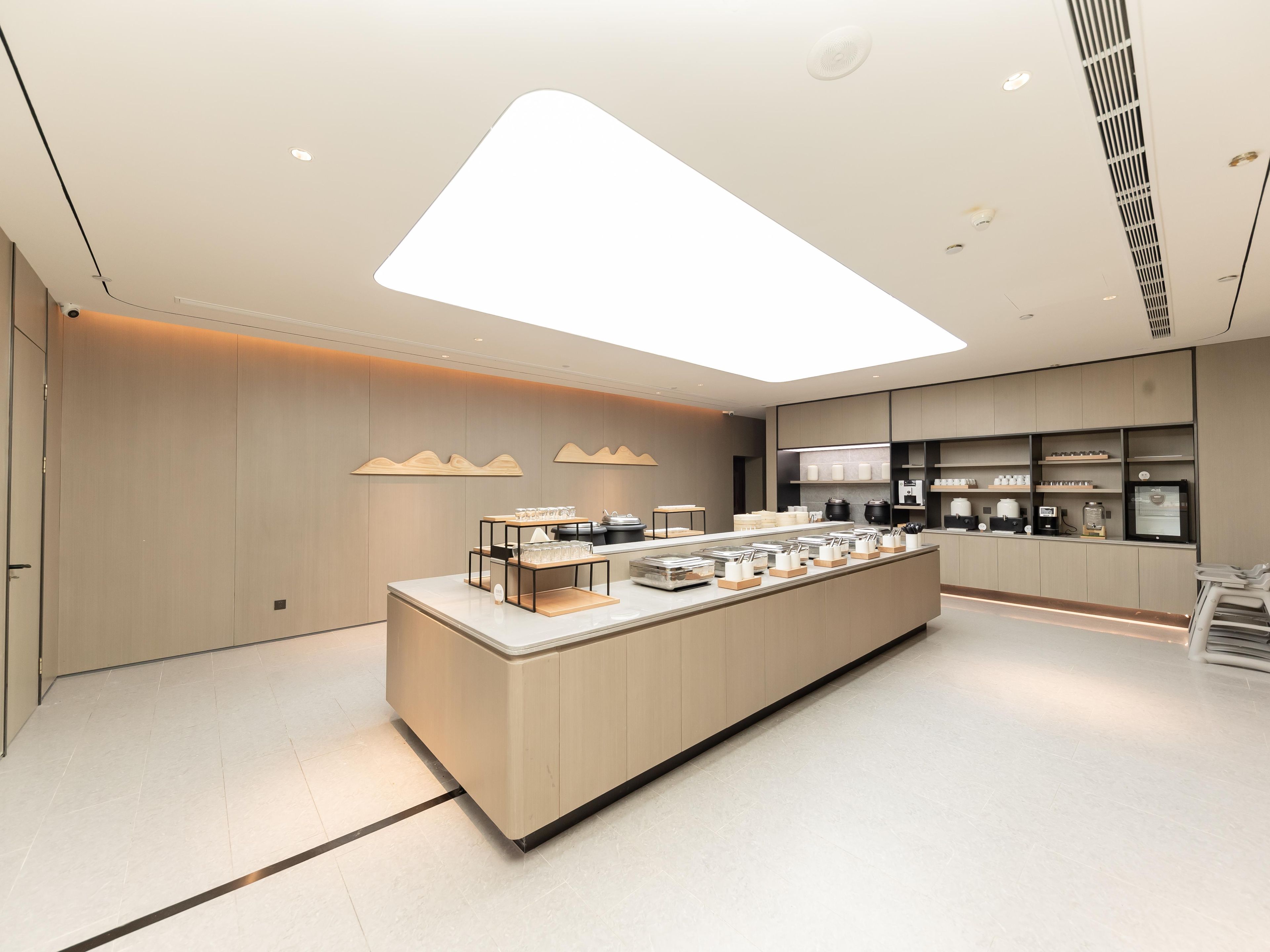 Una cocina moderna con una isla central, electrodomésticos integrados y un diseño limpio y minimalista.