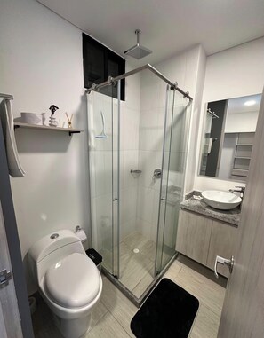 Shower, hair dryer, towels, soap - Cahove9 ; view and location (Armenia)