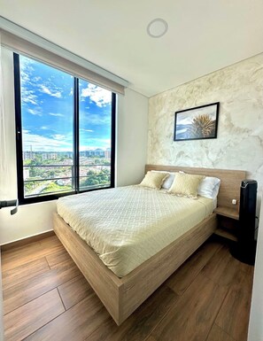 Tabla de planchar con plancha, wifi y ropa de cama 