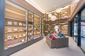 A modern bookstore with multiple shelves and a central display area. - Ji Hotel (hefei South Railway Station North Square (Hefei)