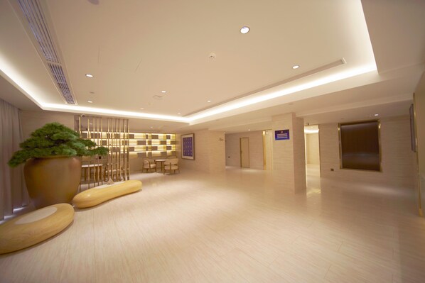 A spacious lobby with a reception desk, seating area, and a large potted plant. - Ji Hotel (renmin University Of China Metro Station (Beijing)