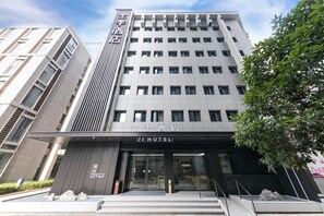 A modern hotel building with a prominent entrance, large windows, and a sign indicating it is a hotel. - Ji Hotel (xi'an Jinye Road, Shenzhou Digital Techn (Xi'an)
