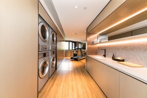A modern hotel bathroom with a large mirror, a sink, and a towel rack. - Ji Hotel (xi'an Jinye Road, Shenzhou Digital Techn (Xi'an)