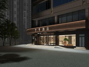 A hotel with a modern facade, large windows, and a well-lit entrance. - Ji Hotel (hangzhou West Lake Hubin Pedestrian Stre (Hangzhou)
