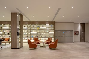 A modern library with bookshelves, a seating area, and lockers. - Hanting Hotel (xianyang International Airport Hote (Xianyang)