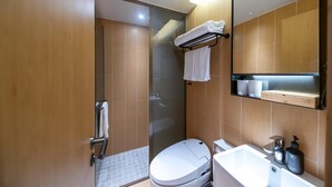 A modern bathroom with a toilet, sink, and glass shower enclosure. - Ji Hotel Shanghai Jiangsu Road Subway Station (Shanghai)