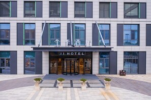 A hotel with a modern facade, large windows, and a prominent entrance. - Ji Hotel (nanjing Jiangning Southeast University s (Nanjing)
