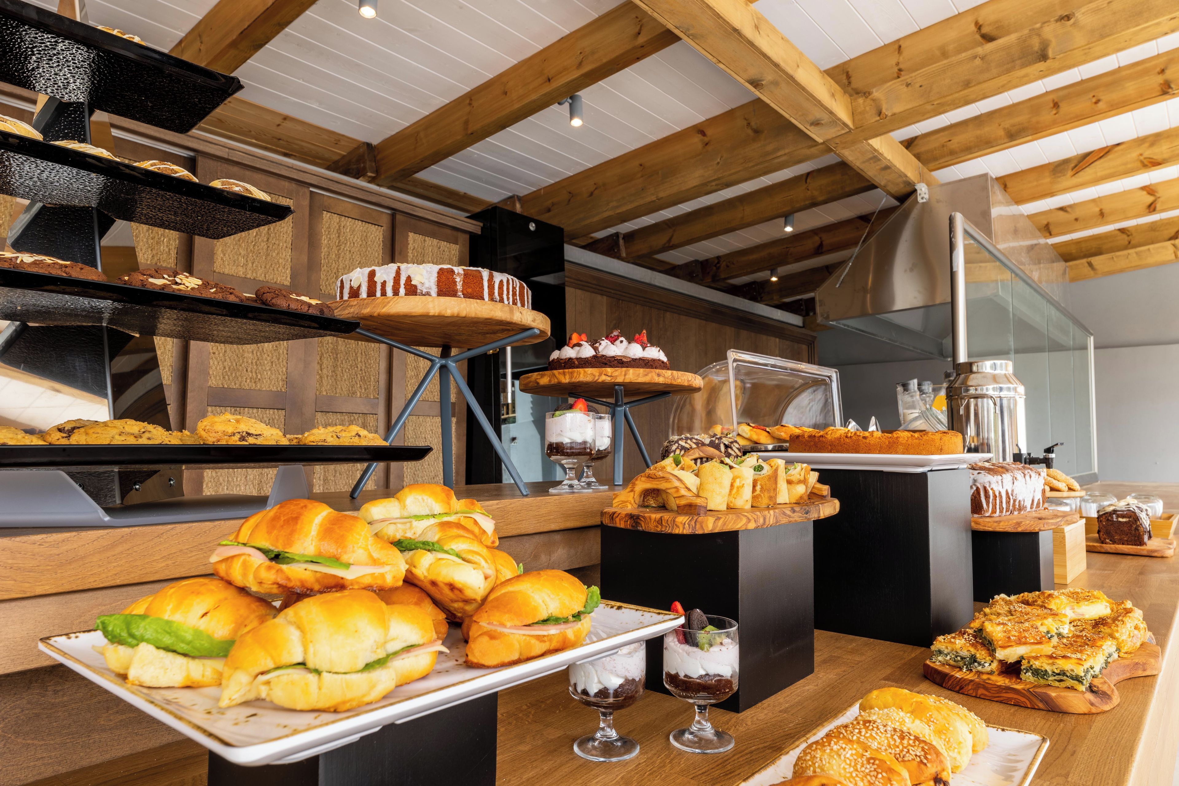 Un buffet con diversi prodotti da forno e dolci.