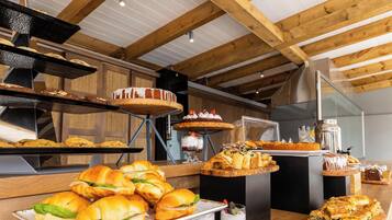 Un buffet con diversi prodotti da forno e dolci.