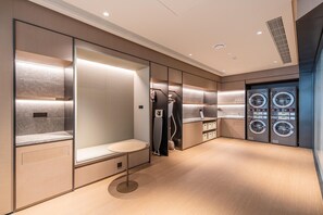 A modern hotel bathroom with a shower, toilet, and a sink. - Ji Hotel (Hefei)