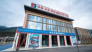 A building with a sign indicating it is a hotel.