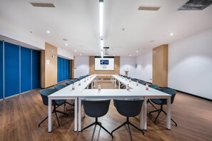 A conference room with a long table, chairs, and a screen at the front. - Holiday Inn Express Linzhi Airport (Nyingtri)